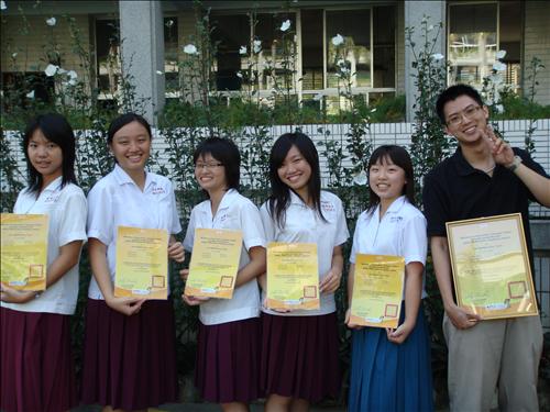 與指導老師合照(2)