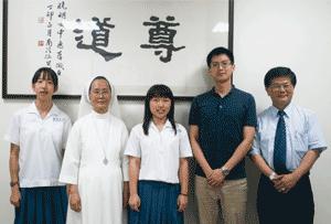 圖左起為：學生賴宜謙、曉明女中朱南子校長、學生唐可恬、曉明女中周向南老師、中華民國國際職能教育發展協會高志豪執行長 