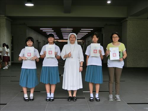 國一戊 張硯姝、林忻忻、周熙柔 榮獲國中組 化學科(一) 佳作